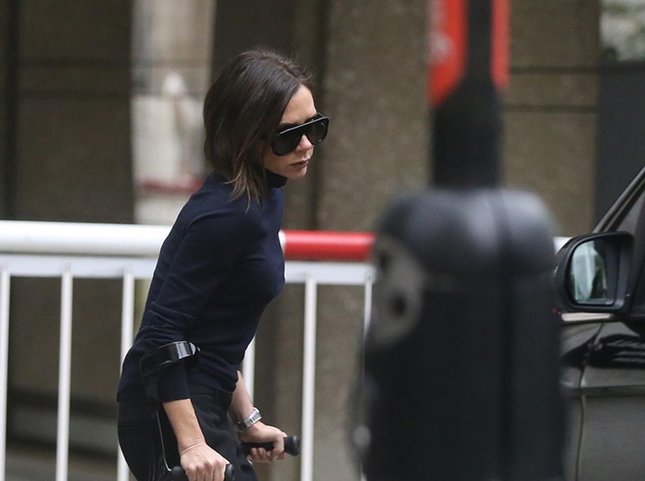 ヴィクトリア・ベッカム、足首骨折したのにヒールで歩く