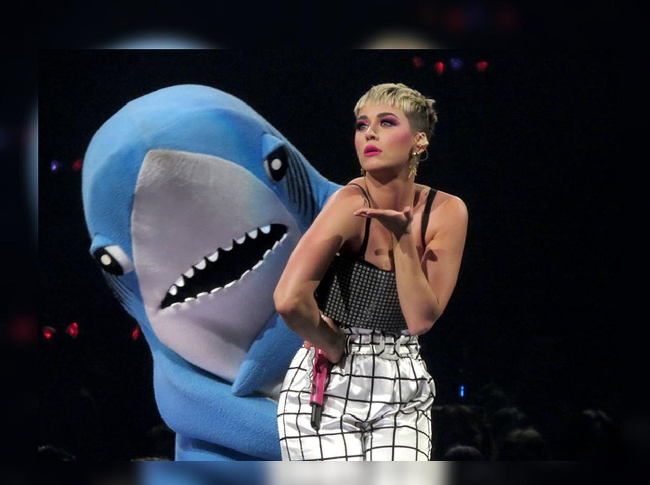 ケイティ・ペリー、あの「左のサメ」とライブ中に乱闘