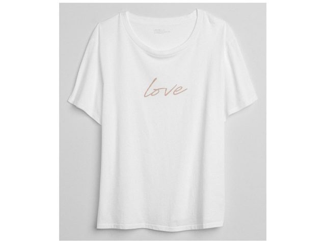 Gapが、国際女性デーに向けて“LOVE”Tシャツを発売