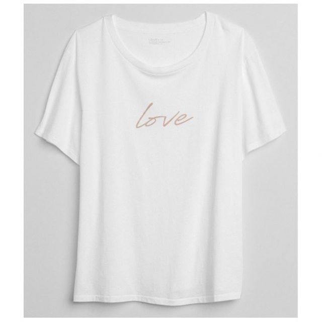 Gapが、国際女性デーに向けて“LOVE”Tシャツを発売