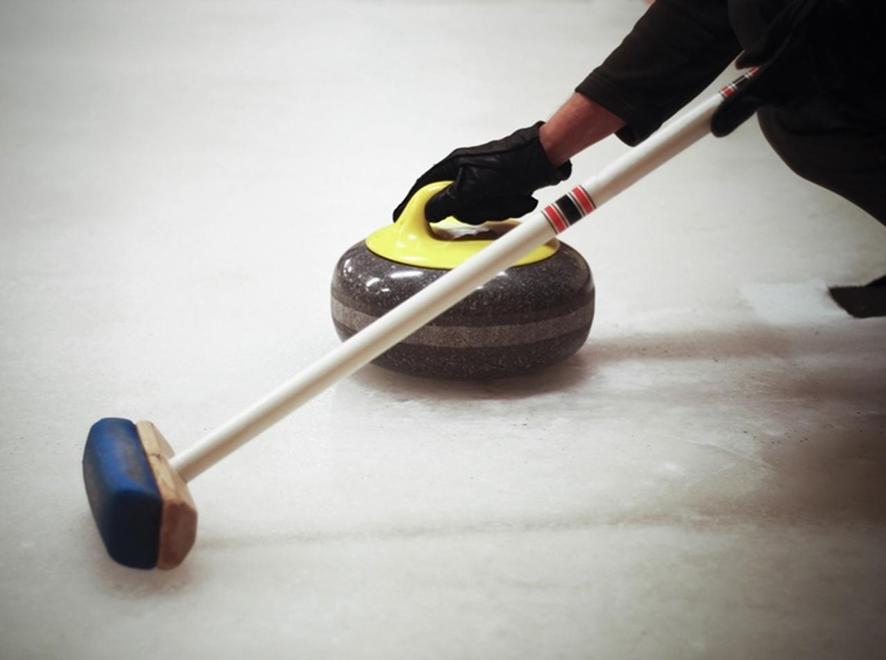 オリンピック真っ最中、「ルンバ」カーリングをする2人に爆笑必至