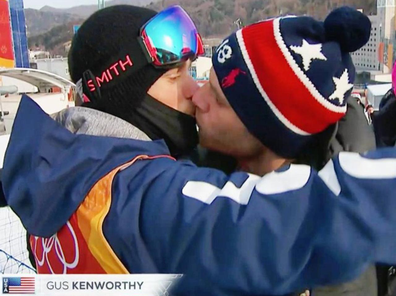 平昌五輪で男性同士の「歴史的キス」が生中継、世間から絶賛の声