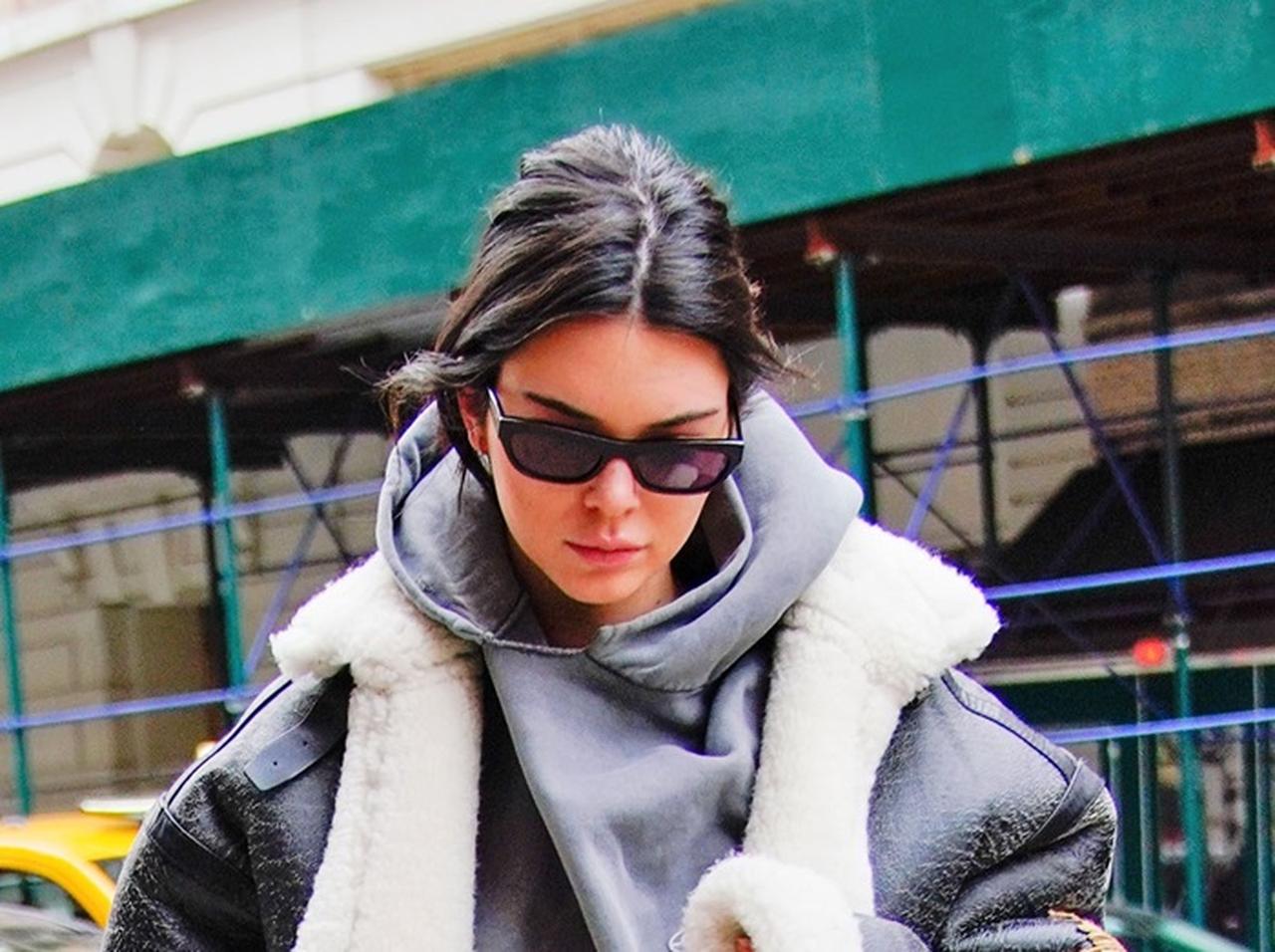 冬でも大活躍!ケンダル・ジェンナー流、フーディーの着こなし方