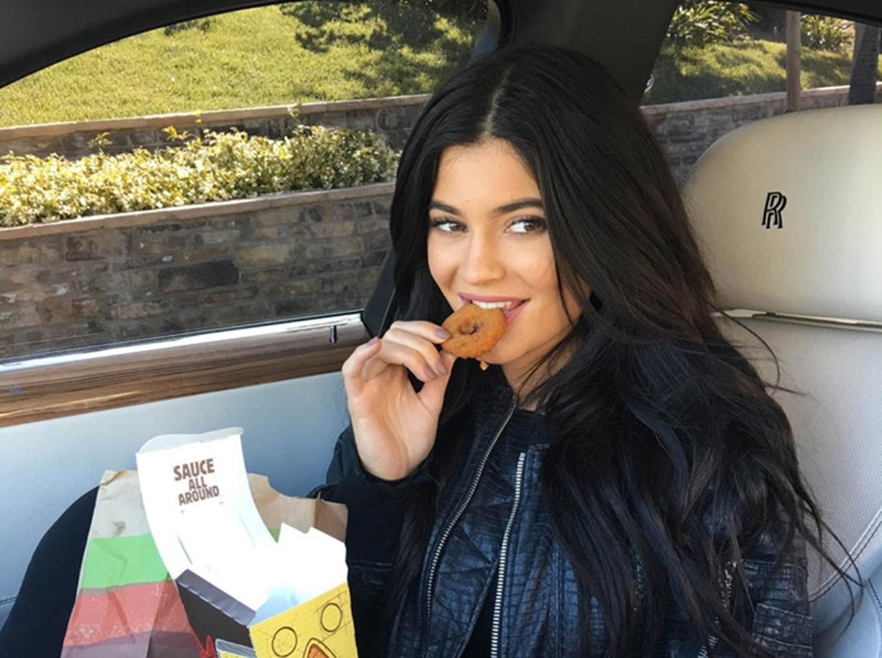 カイリー・ジェンナーが「ある物」を食べたすぎて『自問自答』する姿に共感