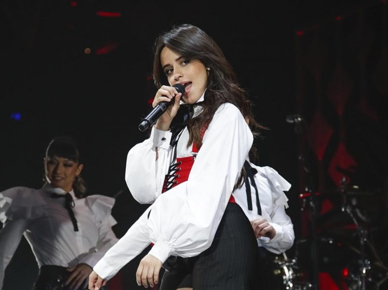 【動画あり】カミラ・カベロ、ステージ乱入者にガムを付けられる