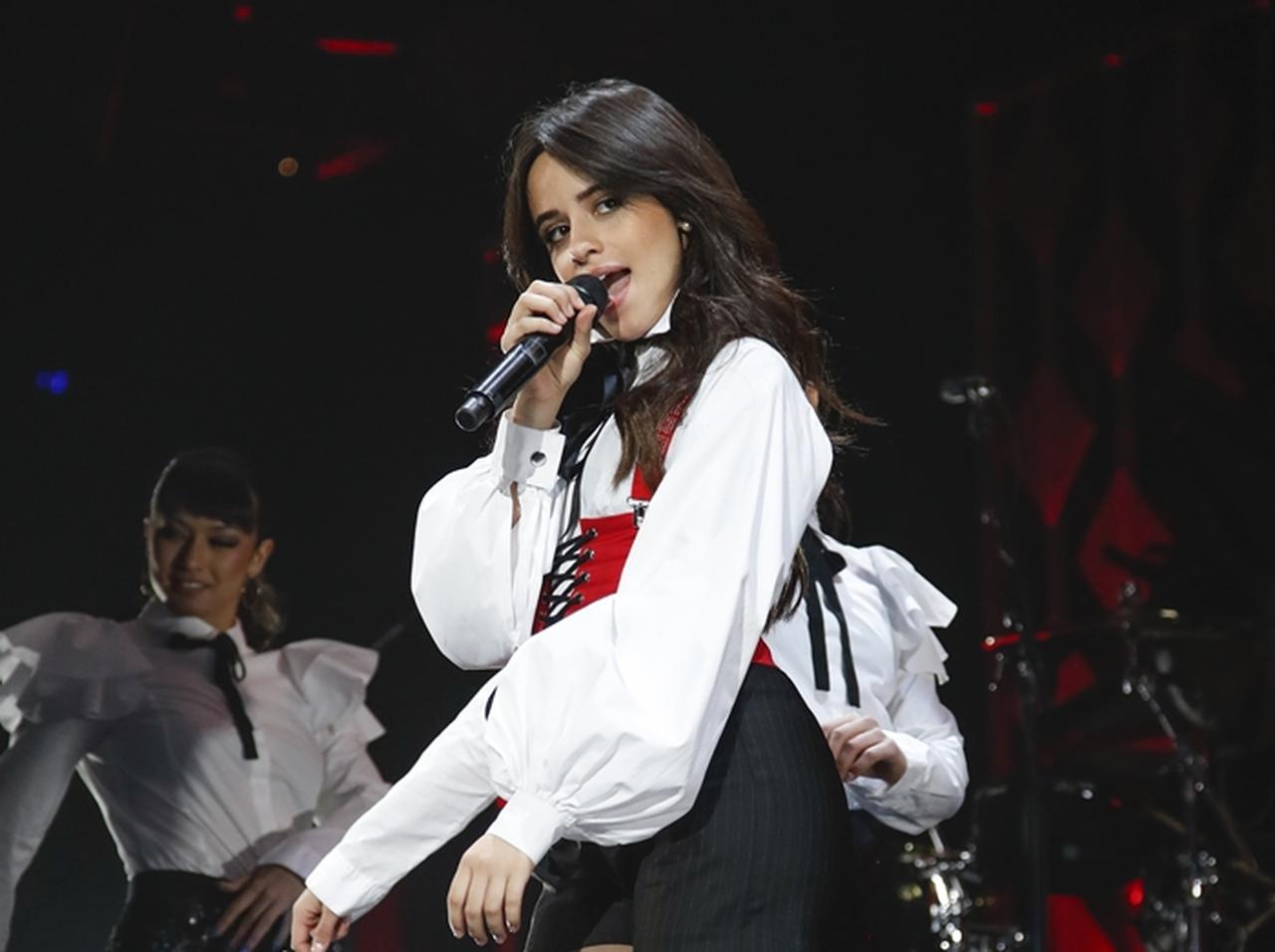 【動画あり】カミラ・カベロ、ステージ乱入者にガムを付けられる