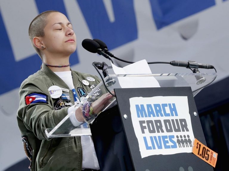 銃乱射事件の生存者が抗議デモのスピーチで「4分間」沈黙し続けた理由とは?