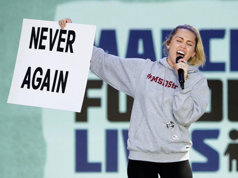 アリアナ・グランデにセレーナ・ゴメス、銃規制を訴える抗議デモに参加したセレブ