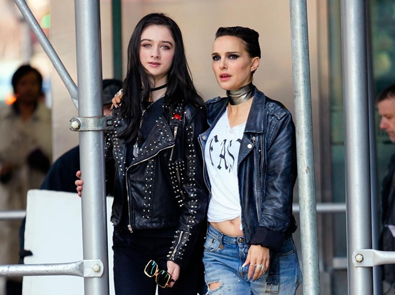 ナタリー・ポートマン、ロックなヘソ出しルックをお披露目