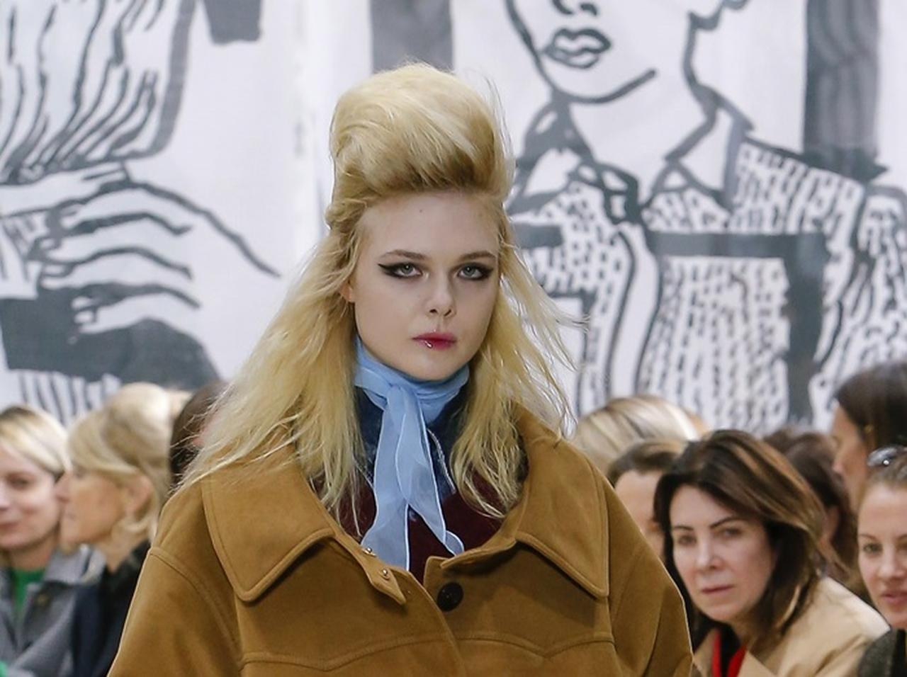 エル・ファニング、miu miuの最新コレクションでランウェイデビューを飾る