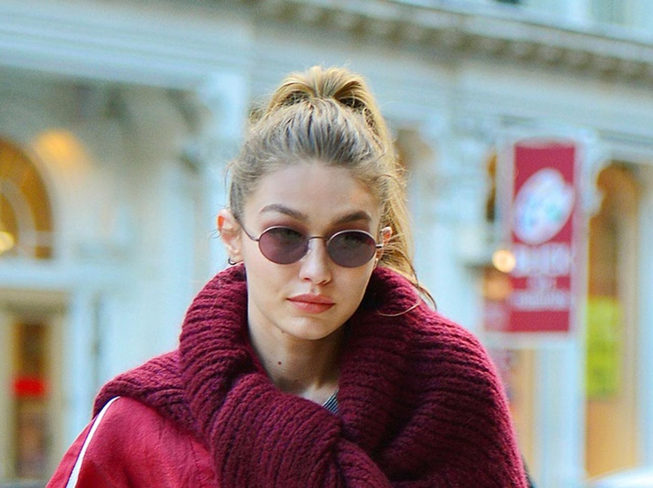 ジジ・ハディッドによる、春でも使える厚手ニットの活用法