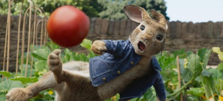 『ピーターラビット』映画の世界のピーターラビットはまさかの“ちょいワル”【予告編】