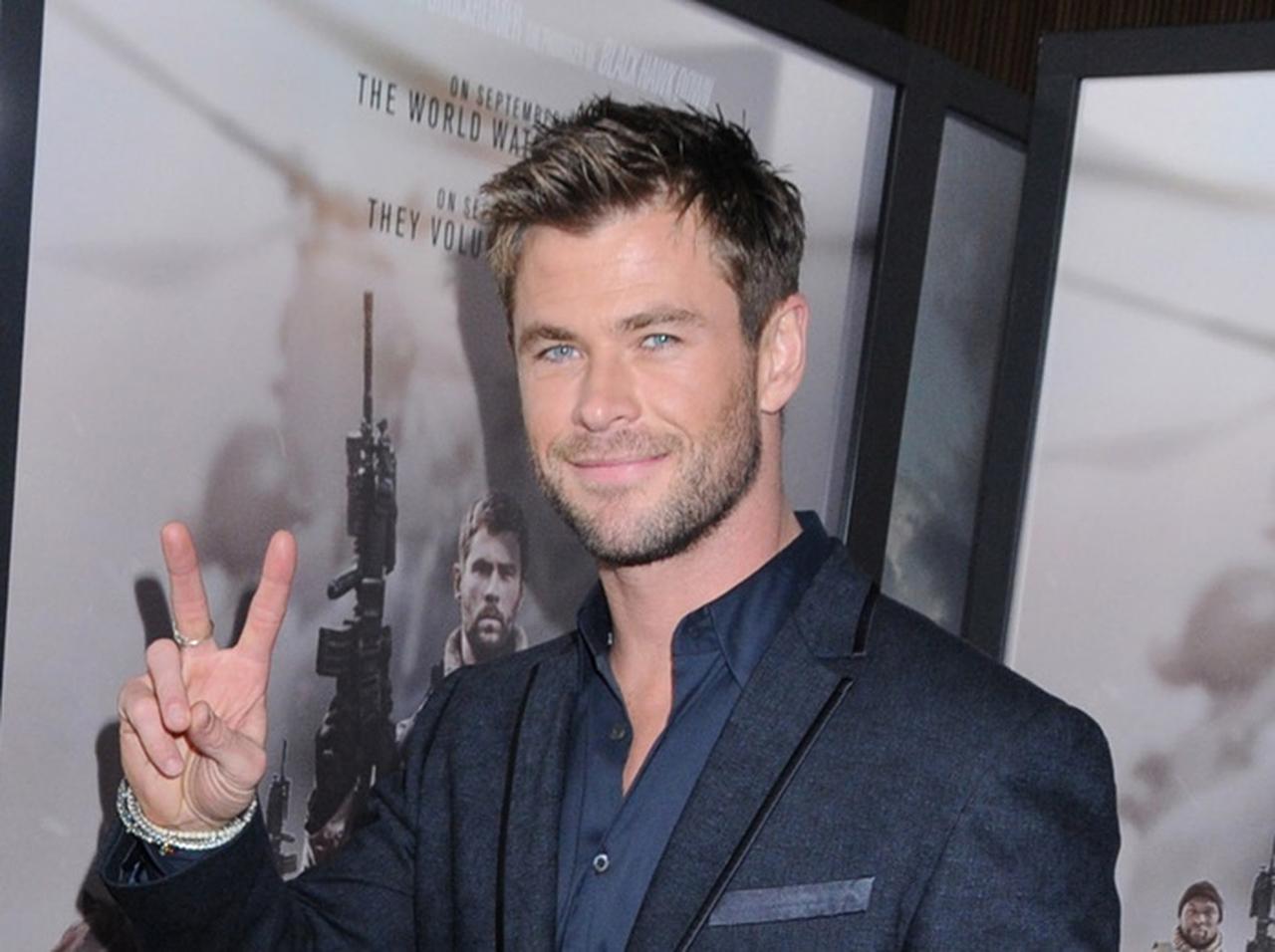 イクメン俳優、クリス・ヘムズワースが子供の前で腰振りダンス