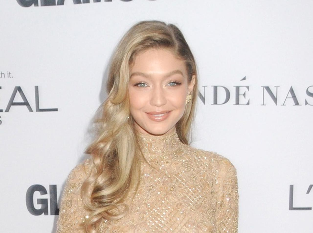 ジジ・ハディッド、携帯ケースに書いてある「あるメッセージ」とは?