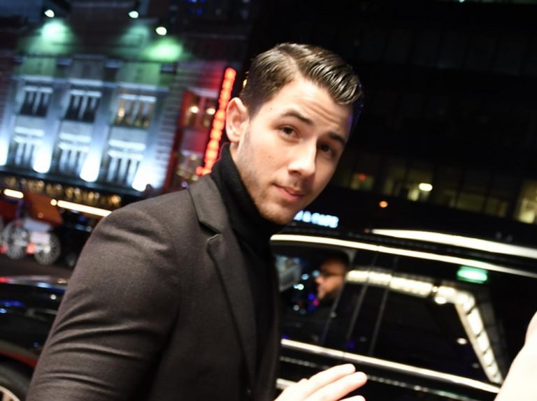 来日直前のニック・ジョナス、南半球で一般人女性とのキスを激写される