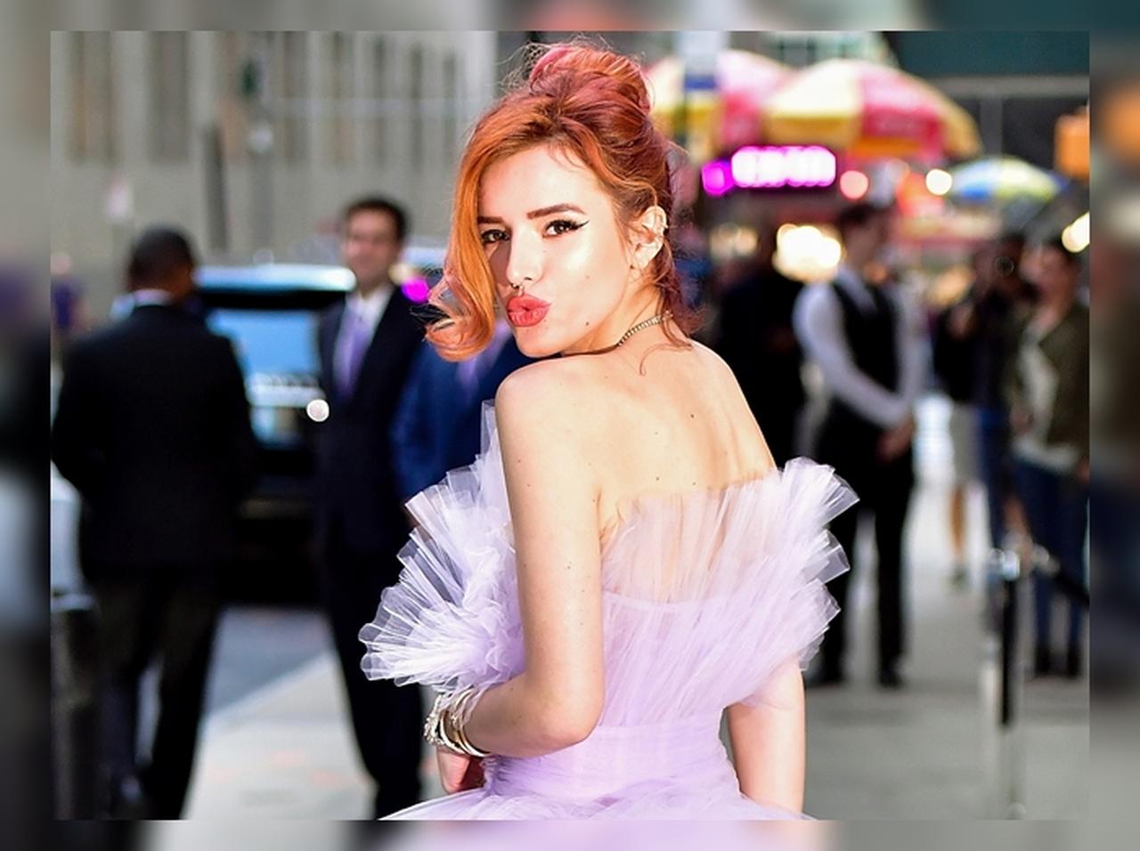 元ディズニースター、艶やかなドレス姿披露も「未処理のわき毛」に視線集中