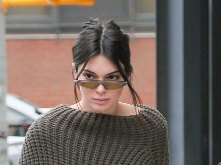 ケンダル・ジェンナー、ミニ丈ニットワンピで魅せる美脚コーデ