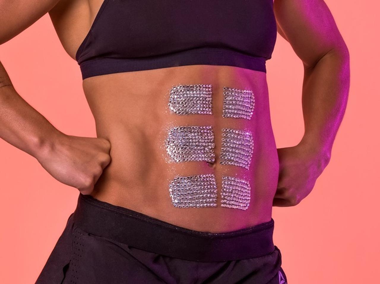 「筋肉は美しい」女性の6パックにダイヤモンドをつけたアートが話題に