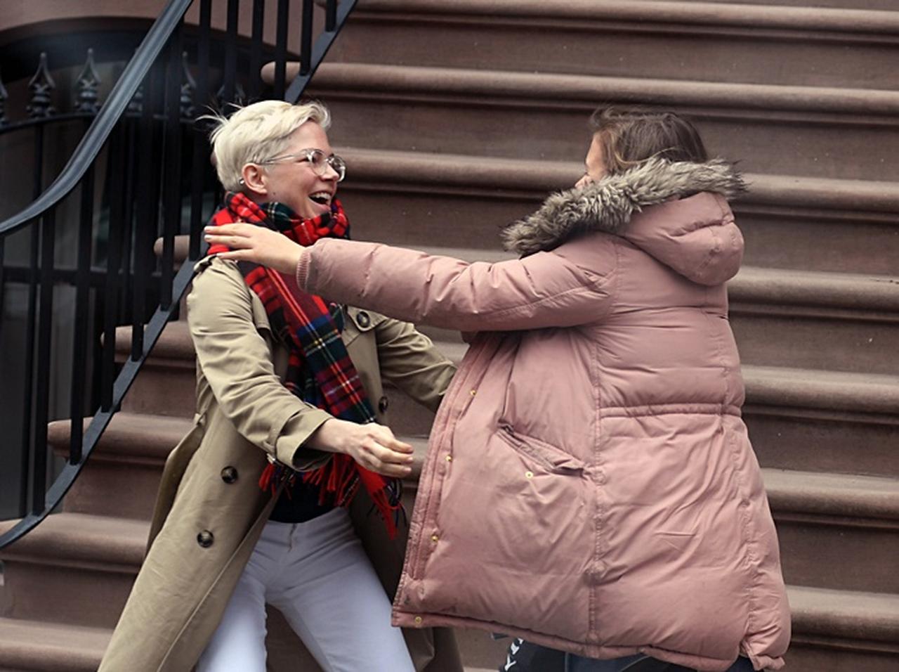 『グレイテスト・ショーマン』女優、12歳娘とのハグが素敵なので見てほしい