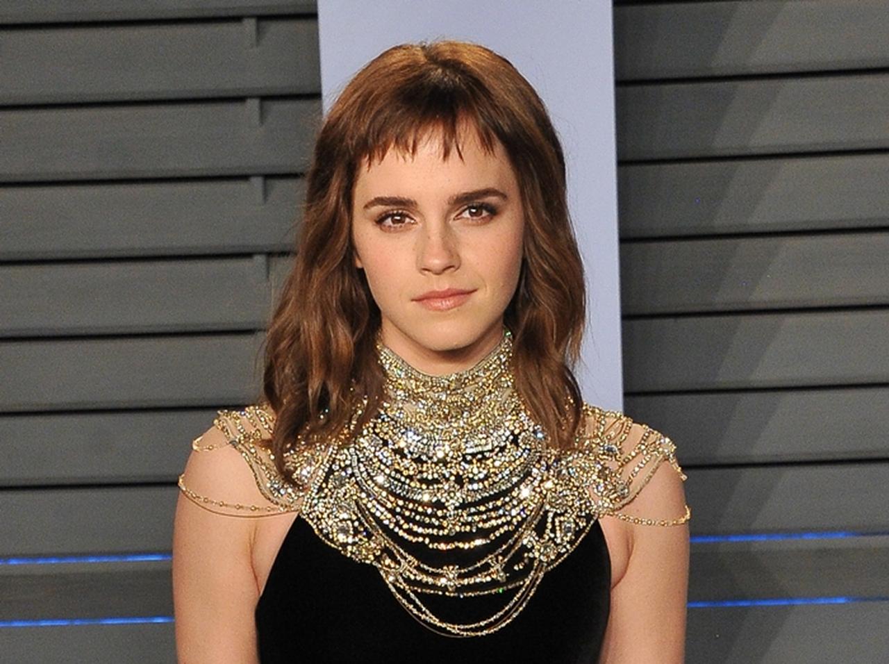 エマ・ワトソン、タトゥーシールで右腕に大きく書いた文字とは？