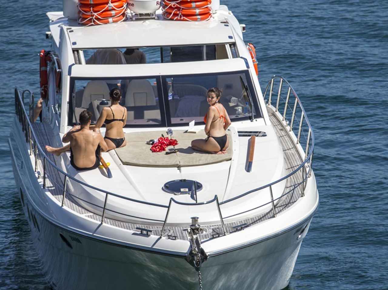 セレーナ・ゴメス、高級ボート旅行でグラマラスボディあらわに【写真アリ】