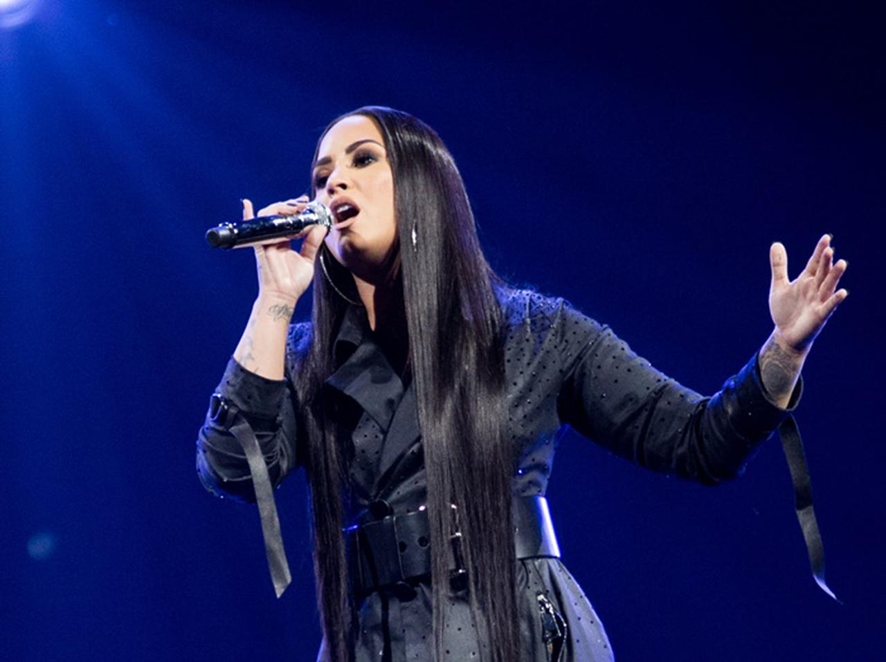 「朝から飲んで車で吐いて…」25歳デミ・ロヴァートが6年前のアル中時代を涙ながらに語る