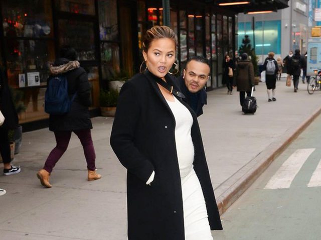 妊娠中モデルの胸元に「老けた赤ちゃん」？奇跡の1枚に秘められた心温まる話