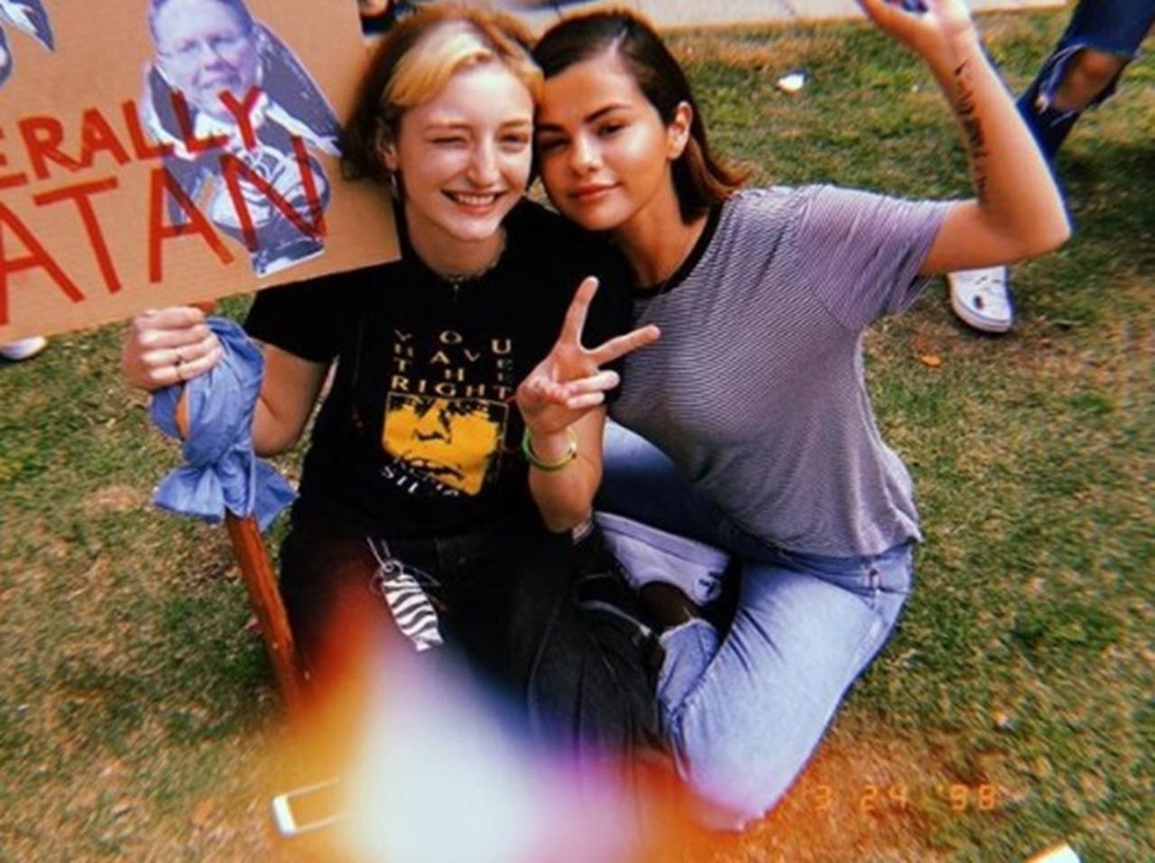 カメラアプリで大流行中の「HUJI Cam」を知っている?セレーナ・ゴメスらセレブが愛用