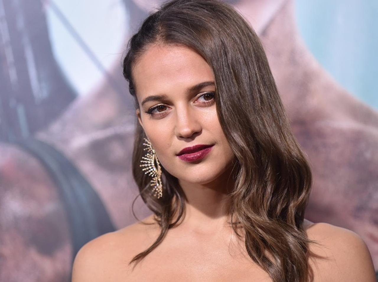 『トゥームレイダー』アリシア・ヴィキャンデル、華やかなドレス姿が美しすぎる