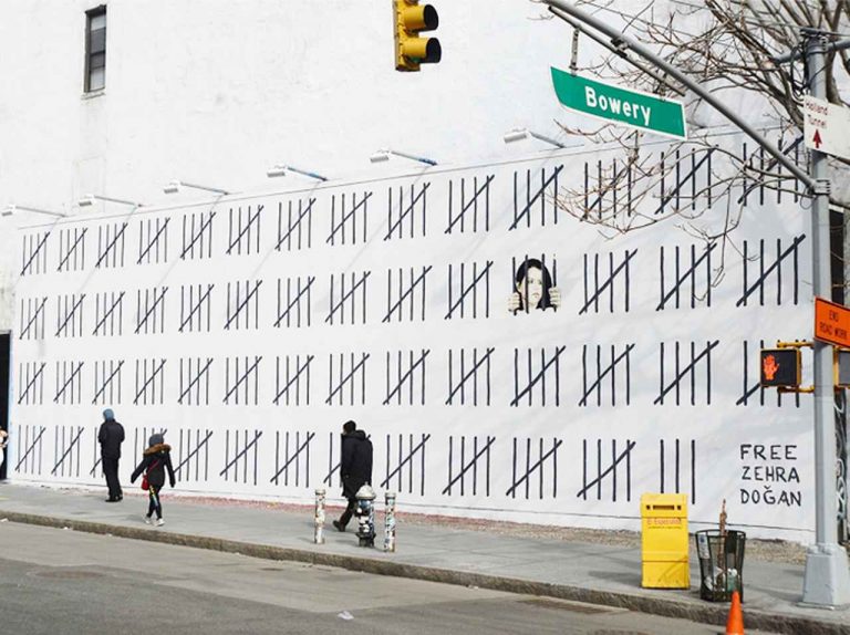 覆面画家バンクシーの巨大壁画がNYに出現 「牢獄」の絵が意味するものとは?