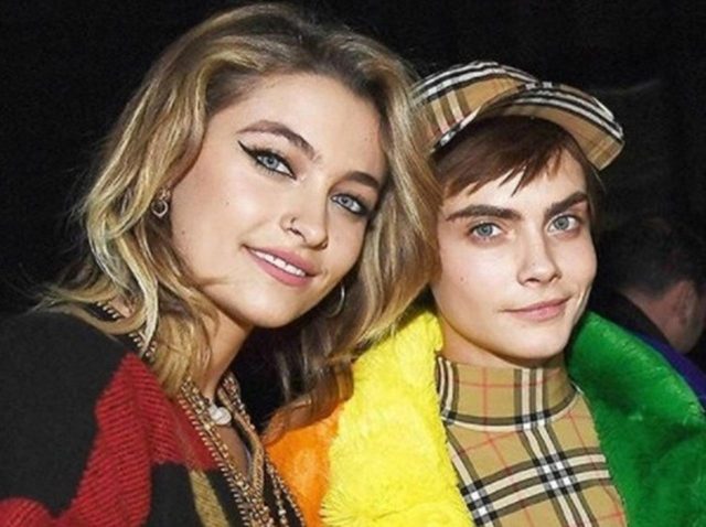 カーラ・デルヴィーニュ＆パリス・ジャクソン、熱烈キスの瞬間を激写【写真あり】