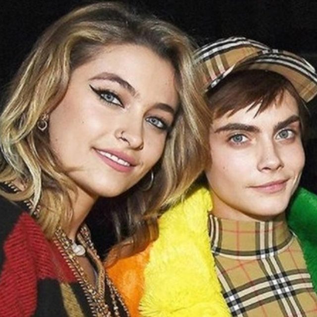 カーラ・デルヴィーニュ＆パリス・ジャクソン、熱烈キスの瞬間を激写【写真あり】