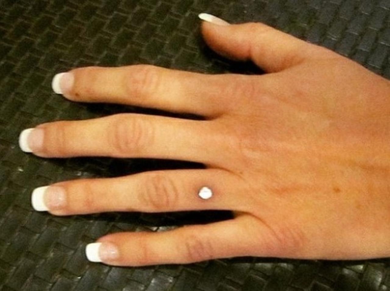 婚約指輪の代わりに左薬指にピアス！新トレンド「指ピアス」が痛々しい