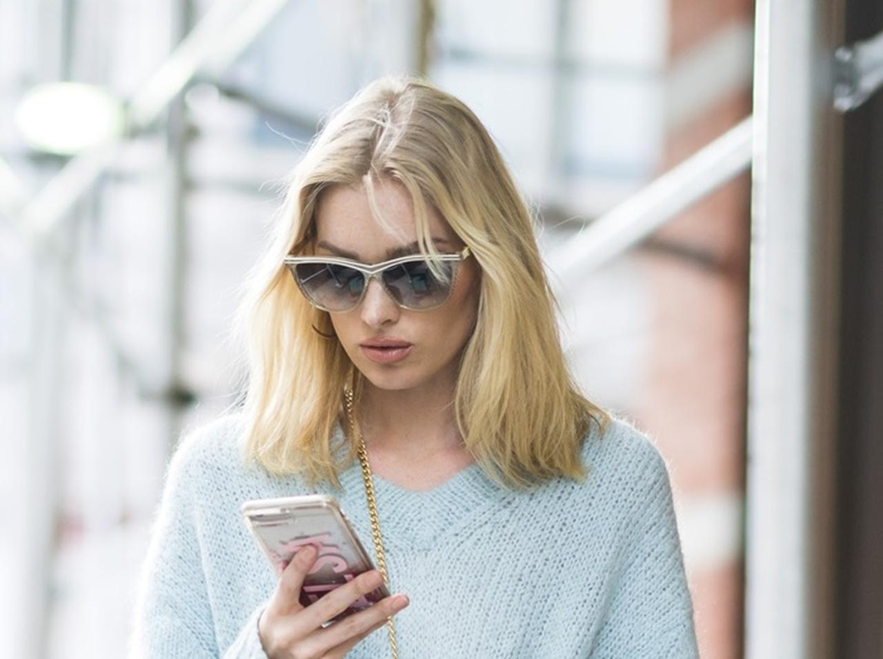 エルザ・ホスク、春を先取りしたニット×デニムスタイルがおしゃれ