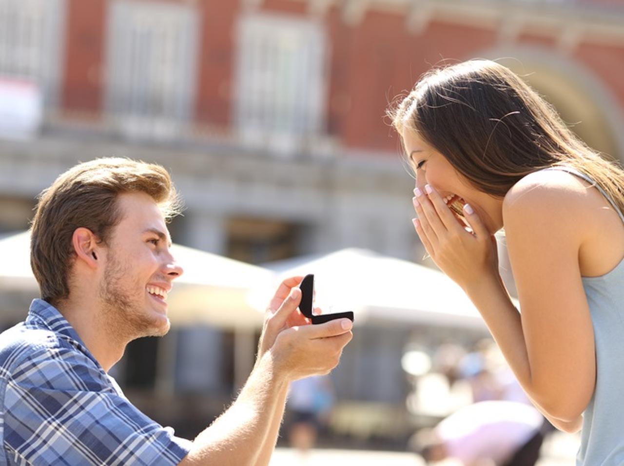 プロポーズの瞬間に写りこむ「あるもの」が可愛すぎて注目を浴びる