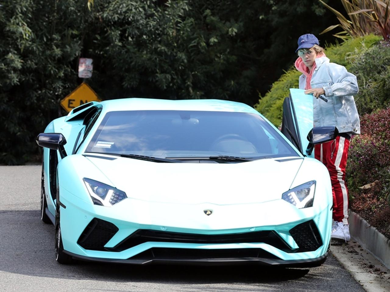 ジャスティン・ビーバー、新車をゲットするも運転がぎこちなさすぎる【映像あり】