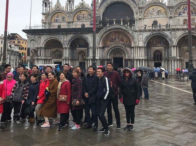 毒舌コメディアン兼女優、「私が先に立っていたのに」と観光客にチクリ