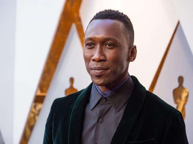 スーツを格上げ！オスカー俳優マハーシャラ・アリのアワードルックがカッコいい