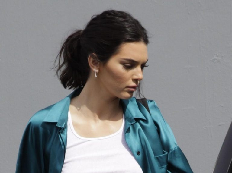 ケンダル・ジェンナー、美腹筋をアピールした最新デニムスタイルに注目