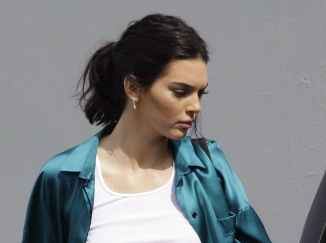 ケンダル・ジェンナー、美腹筋をアピールした最新デニムスタイルに注目