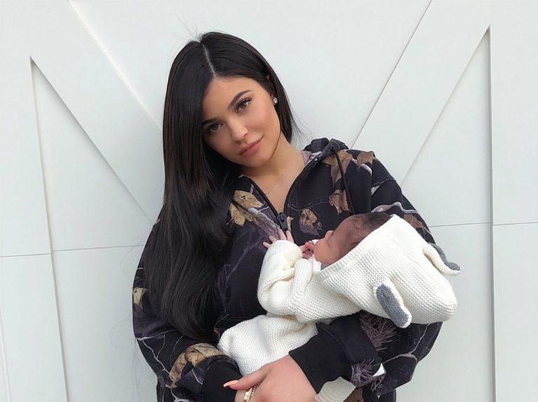 遺伝子ってスゴイ…20歳カイリー・ジェンナーの生後1ヵ月娘が母似の超絶美人