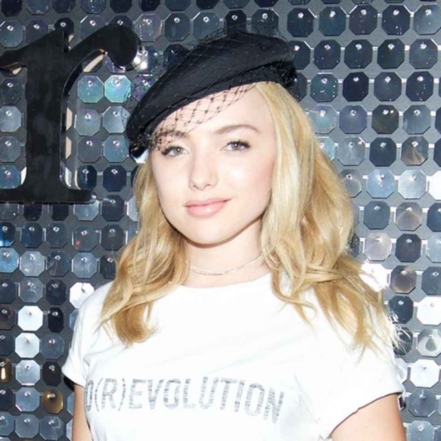 ペイトン・リスト、白Ｔシャツでドレスアップした最新コーデがおしゃれ