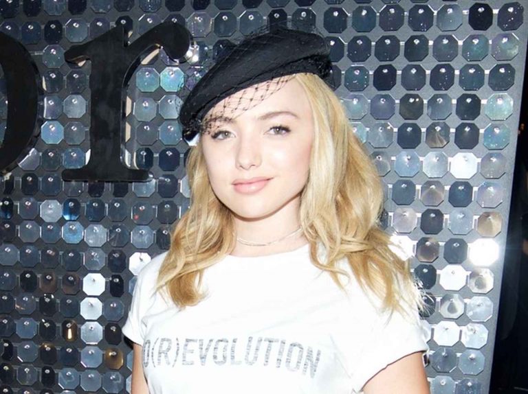 ペイトン・リスト、白Ｔシャツでドレスアップした最新コーデがおしゃれ