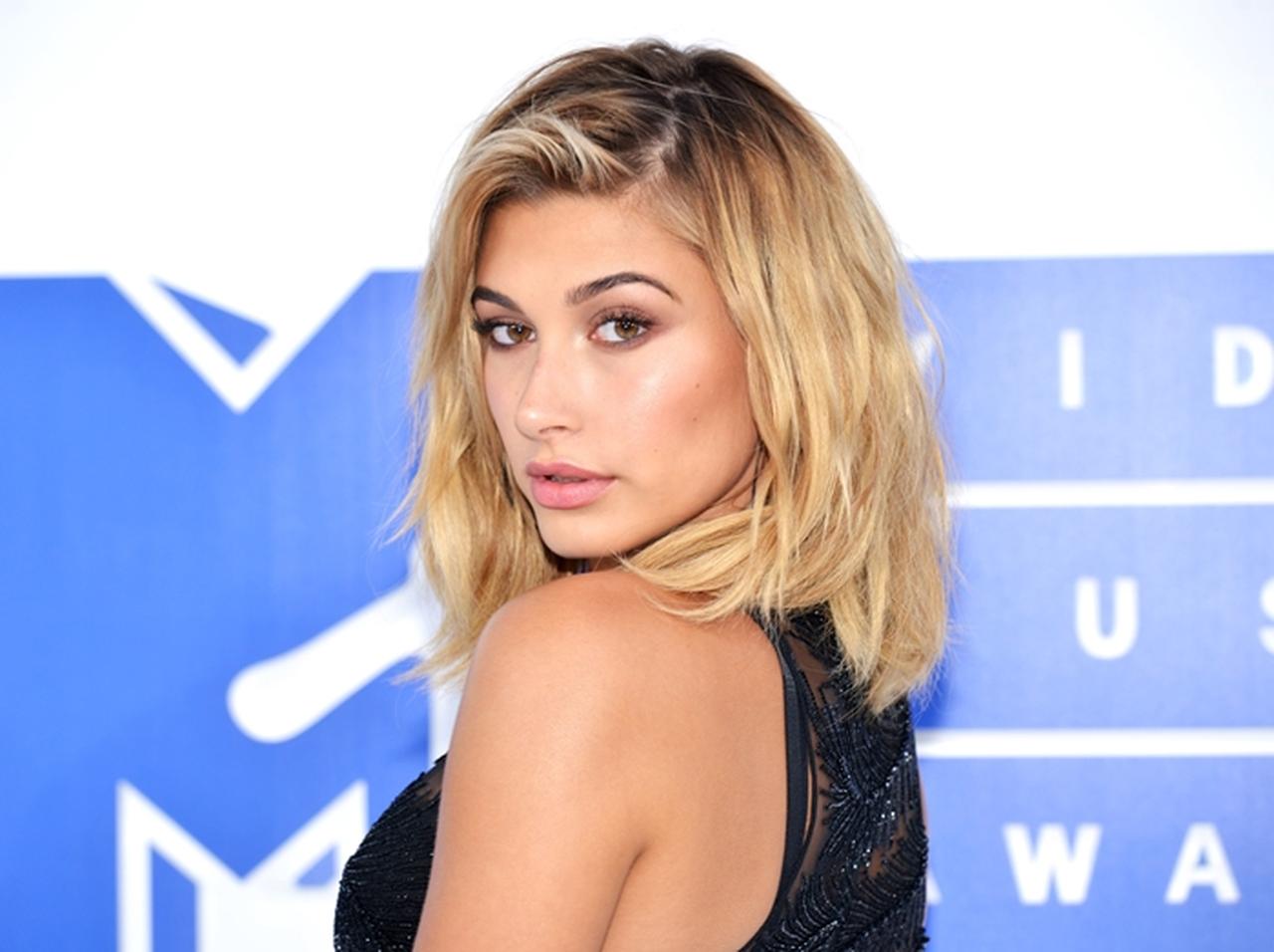 「世界で最もセクシーな女性」に輝いたモデルの『胸元』に視線集中のワケ