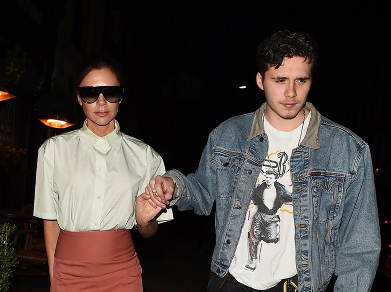 ブルックリン・ベッカム、母ヴィクトリアをエスコートする姿が紳士すぎる【写真あり】