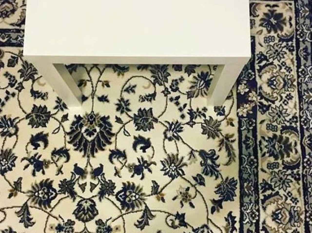 このラグに隠れている携帯をあなたは見つけられますか?