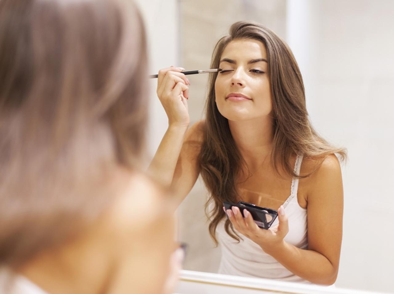 「安いアイシャドウ」と「高いアイシャドウ」で片目ずつメイクした結果にがく然