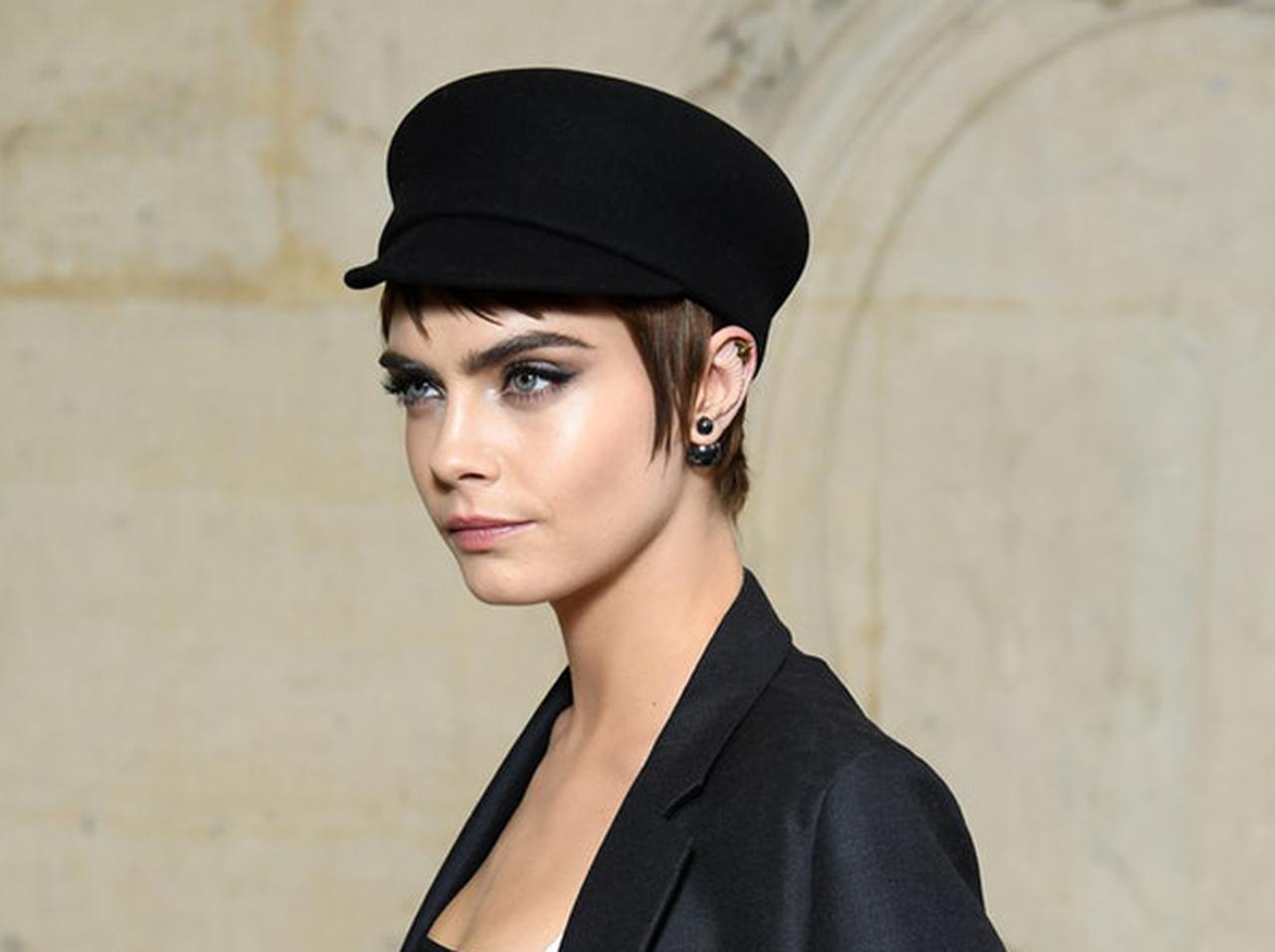 カーラ・デルヴィーニュの宇宙人のような「変形した耳」に世間が仰天！