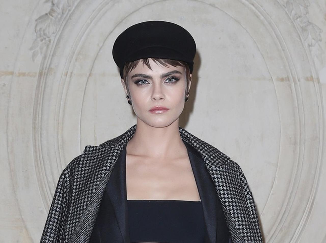 カーラ・デルヴィーニュの最新スーツスタイルがかっこすぎる！