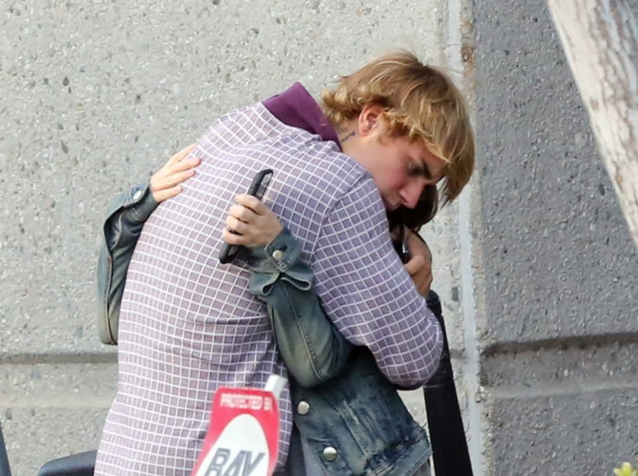 ジャスティン・ビーバー、誕生日に「最愛の女性」をギュッと抱きしめる